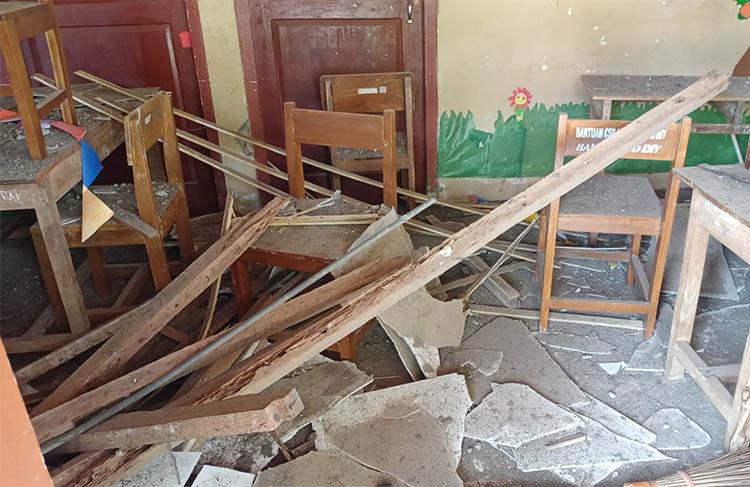 Atap Ruang Kelas Terancam Runtuh, Siswa SDN Candibaru Gunungkidul Belajar di Musala