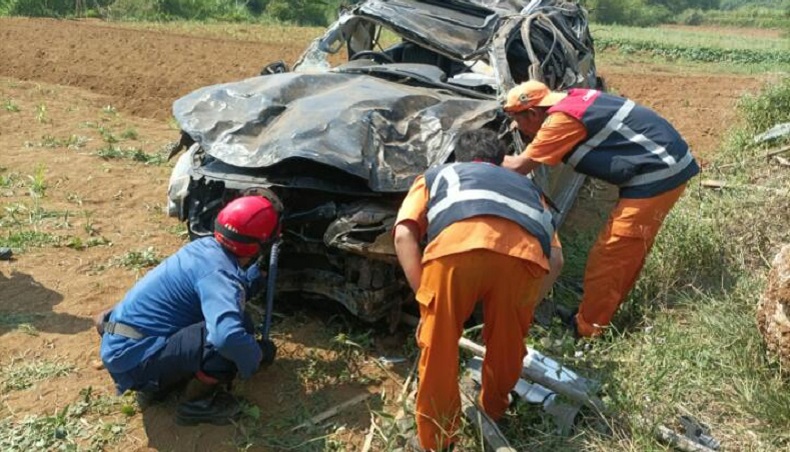 Mobil Terguling di Tol Bocimi, Diduga Pengemudi Mengantuk