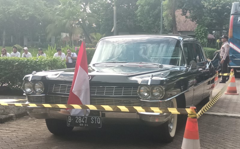 Ganjar-Mahfud Naiki Cadillac Fleetwood 75 ke KPU, Limosin Kendaraan Dinas Terakhir Soekarno