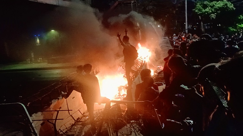 Demo Mahasiswa di Patung Kuda, Massa Lempari Polisi dengan Benda Tumpul 