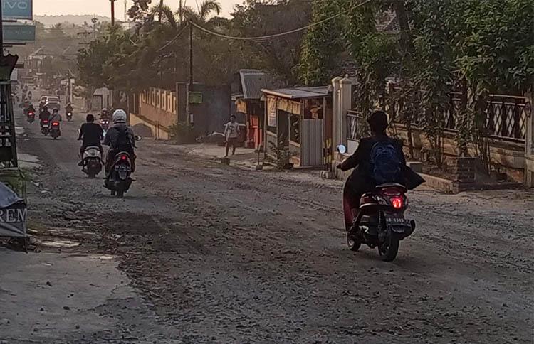 Viral Jalan Karangjati Bantul Rusak dan Berdebu