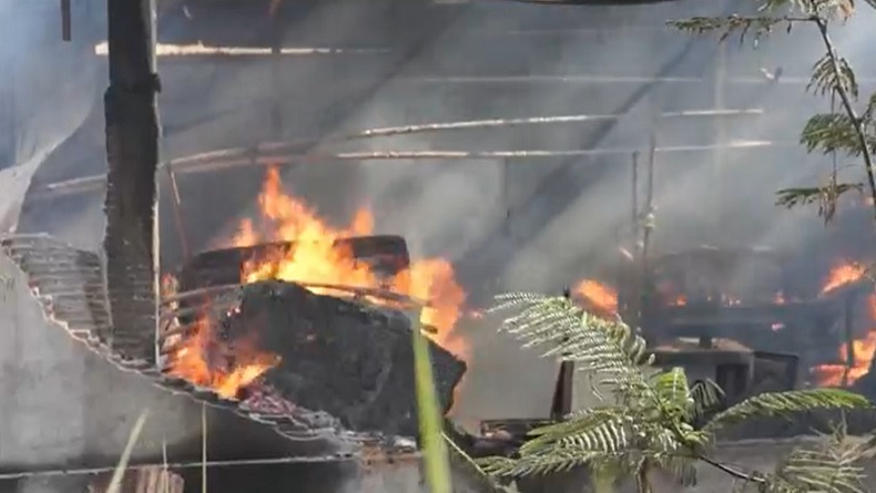Pabrik Pengolahan Kayu Terbakar Hebat di Lumajang, 3 Mobil Damkar Dikerahkan