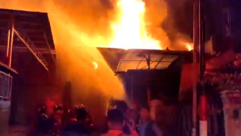 Kebakaran Hebat Pabrik Lilin di Surabaya, Petugas Damkar Luka saat Padamkan Api