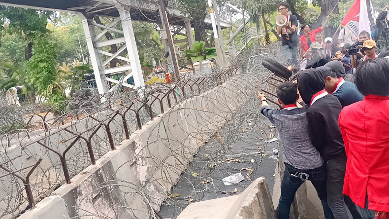 Demo Putusan MK, Massa GMNI Bakar Ban hingga Coba Terobos Kawat Berduri