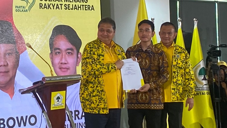 Airlangga Serahkan SK Rapimnas Golkar soal Cawapres Prabowo ke Gibran