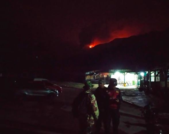 Gunung Papandayan Garut Terbakar, Jalur Pendakian Ditutup Sementara
