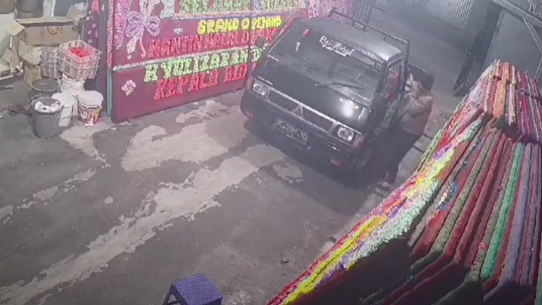 Komplotan Pencuri Terekam CCTV di Lampung, Mobil Pikap Toko Papan Bunga Dibawa Kabur