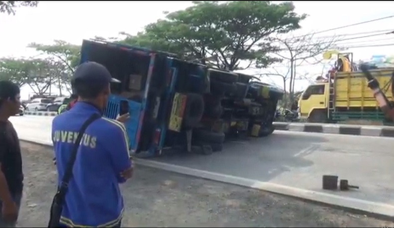 Kecelakaan Hari Ini di Lamongan, Truk Obat Terguling gegara Sopir Ngantuk 