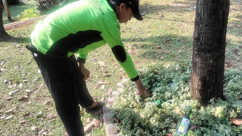 Taman Pramuka Jakpus Sering Jadi Tempat Pesta Miras, Botol-botol Berserakan