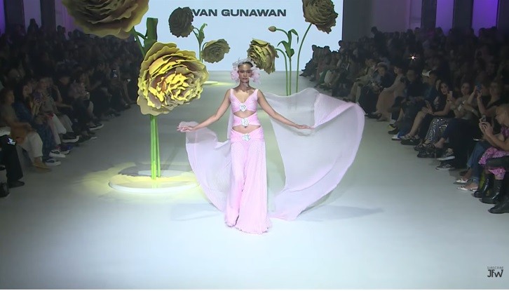 Ivan Gunawan Hadirkan Taman Bunga nan Romantis di JFW 2024