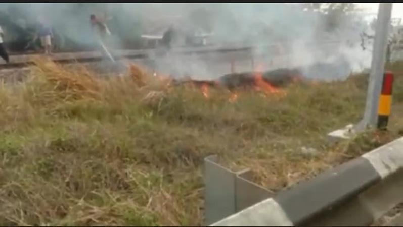 Kebakaran Lahan Pinggir Jalan di Kaliwangi Banyumas, Rel Kereta Api Nyaris Terbakar