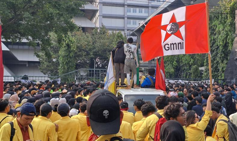 Ratusan Mahasiswa di Semarang Demo Protes Politik Dinasti Jokowi