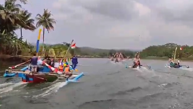 Karnaval Ratusan Perahu Hias Susuri Sungai Citanduy Meriahkan Milangkala Ke-11 Pangandaran