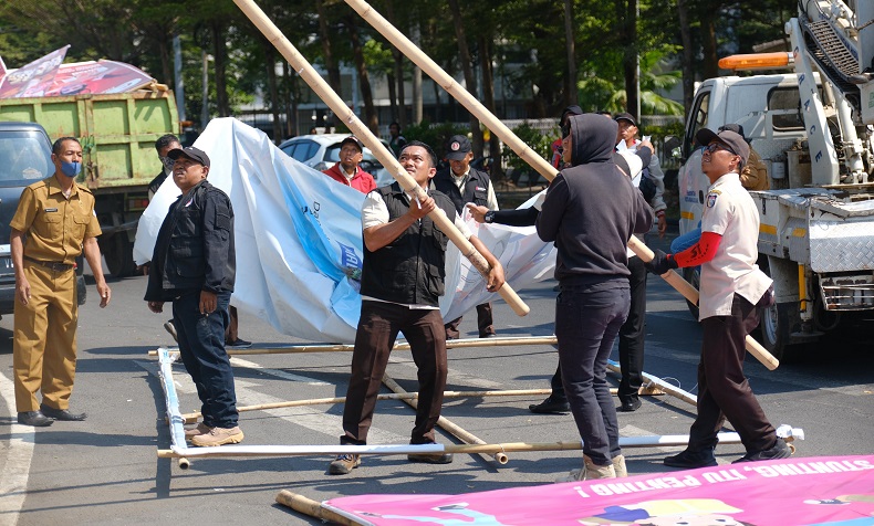 Satpol PP Makassar Bongkar 500 Titik Reklame Tak Berizin dan Langgar Aturan