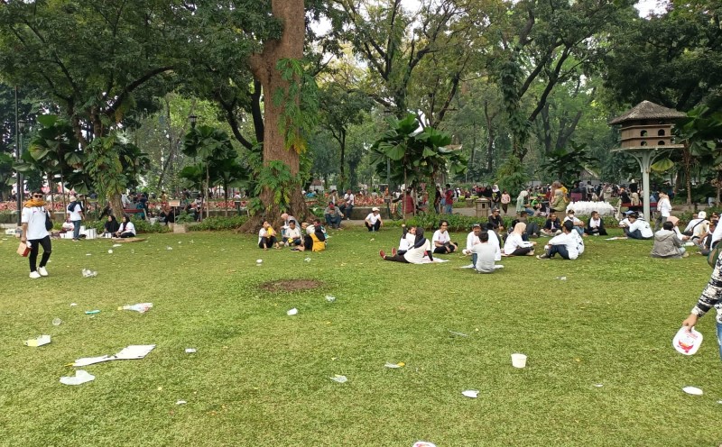 Prabowo-Gibran Daftar ke KPU, Massa Pendukung Tinggalkan Sampah Berserakan di Taman Suropati