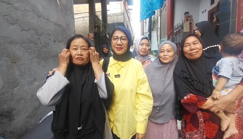 Terima Minyak Goreng dari Bacaleg Perindo Alva Ruslina, Warga Pasar Minggu Merasa Terbantu