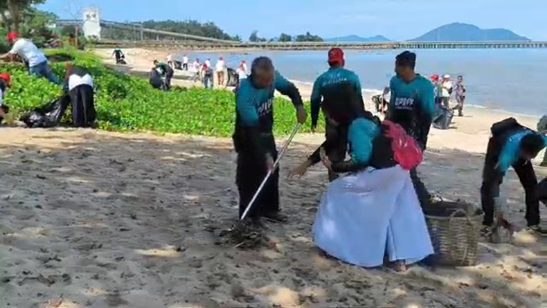 Bak Aksi Pandawara Grup, Ratusan Warga Sterilkan Pantai di Singkawang dari Sampah Plastik