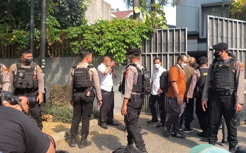Polisi Selesai Geledah Rumah Firli Bahuri di Jaksel, Tenteng Koper dan Totebag