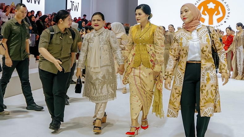 Potret Cantik Kahiyang Ayu dan Iriana Jokowi Jalan Beriringan di Jakarta Fashion Week 2023