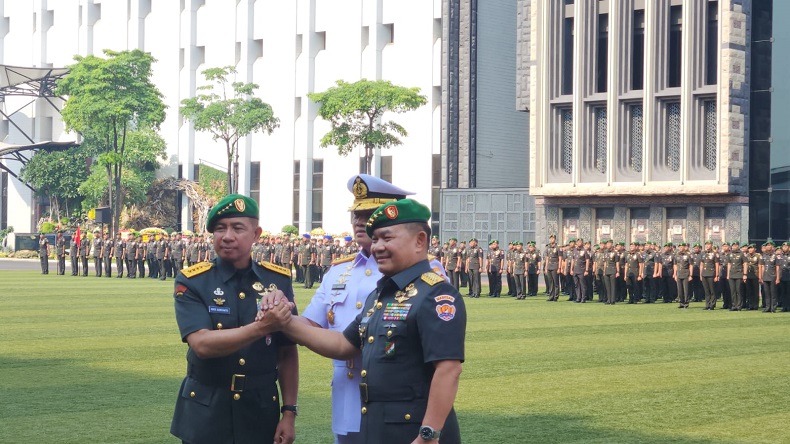 Panglima TNI Pimpin Sertijab KSAD dari Jenderal Dudung ke Jenderal Agus Subiyanto