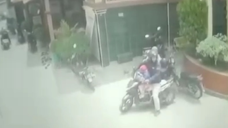 Terekam CCTV, Pasutri Nekat Curi Helm di Areal Masjid Cirebon, Pelaku Tertangkap