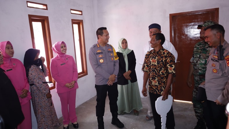 Polisi dan Warga Swadaya Bangun Rumah Korban Kebakaran di Cangkuang Bandung