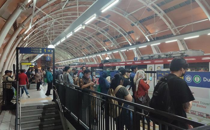 Warga Ngeluh Waktu Tunggu LRT Jabodebek sampai 1 Jam: Mending Naik Motor!