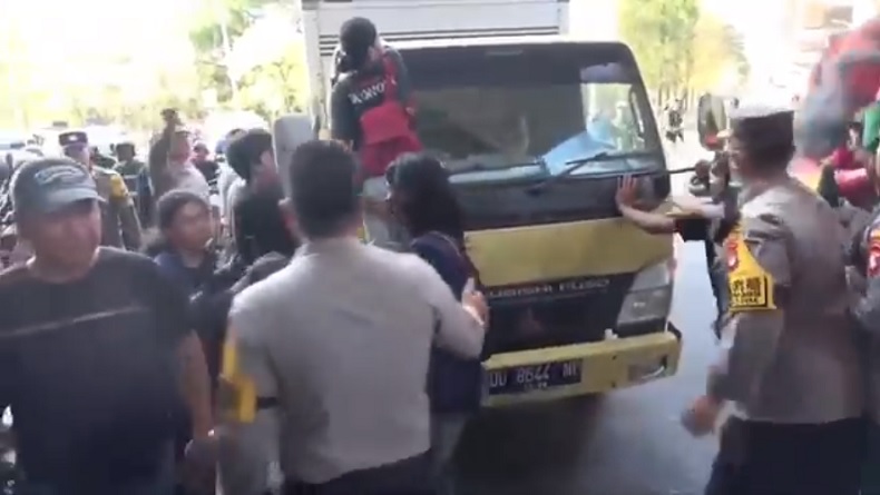 Demo Mahasiswa di Makassar Ricuh, 7 Orang Ditangkap