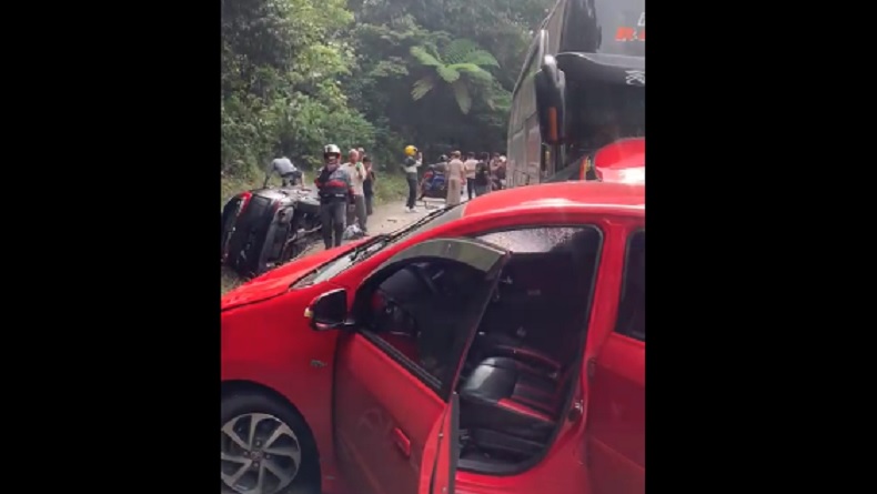 7 Kendaraan Tabrakan Beruntun di Jalan Raya Padang Solok Km 20