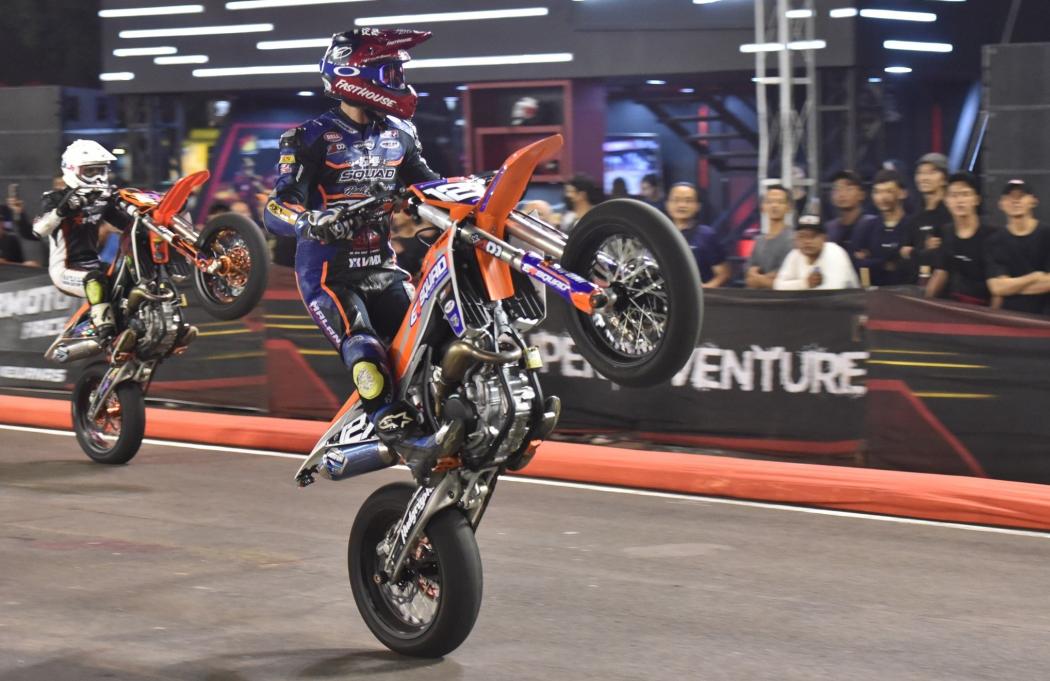 Keseruan Kejurnas SuperAdventure Supermoto Jakarta, dari Aksi Freestyle sampai Persaingan Rider di Lintasan
