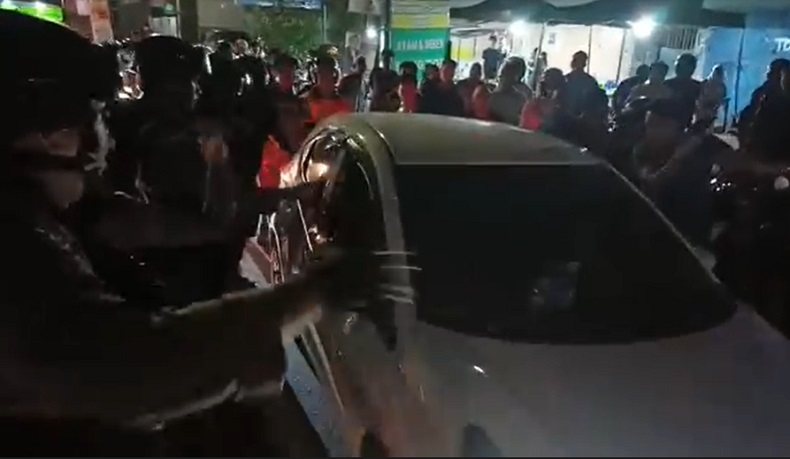 Kecelakaan di Makassar, Minibus Tabrak Pengendara Motor hingga Kaki Nyaris Putus 