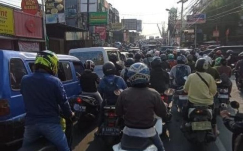 Polisi Berlakukan Buka Tutup Kawasan Sawangan Depok Imbas Pengecoran Jalan 