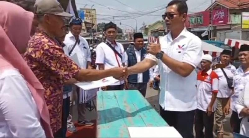 Ketua DPW Perindo Jateng Wuryanto Bagikan 4 Gerobak ke Pelaku UMKM di Banyumas