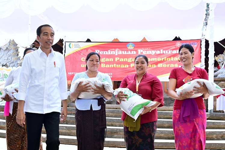 Jokowi Perluas Penerima Bansos Beras 10 Kg, Naik 8 Persen Tahun Depan