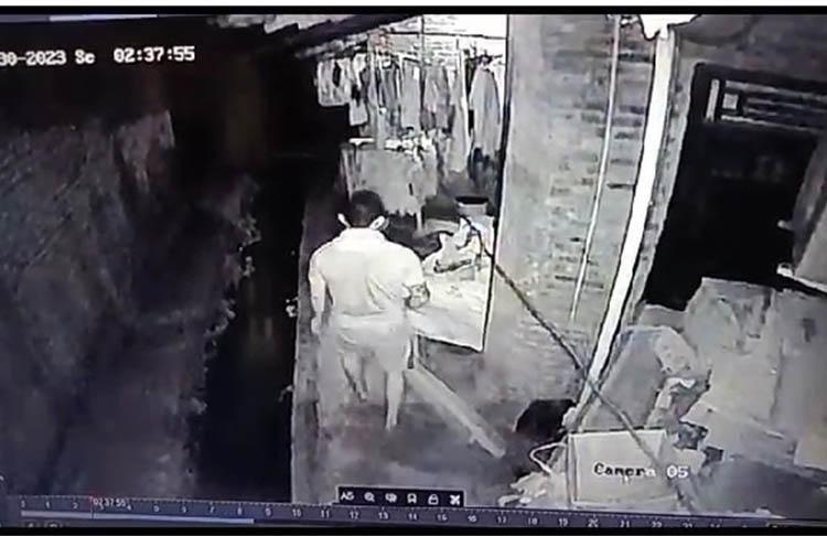 Viral Pria Bertato Terekam CCTV Curi Ayam di Kulonprogo