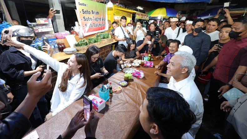 Warga Bali Berebut Selfie, Sambut Antusias Ganjar Pranowo di Pasar Malam Badung
