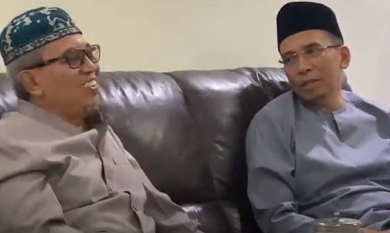 Silaturahmi ke Ponpes Peterongan, TGB Minta KH Tamim Romli Doakan Ganjar-Mahfud