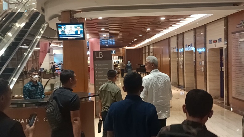 Ganjar Pranowo Jenguk Doni Monardo di RS
