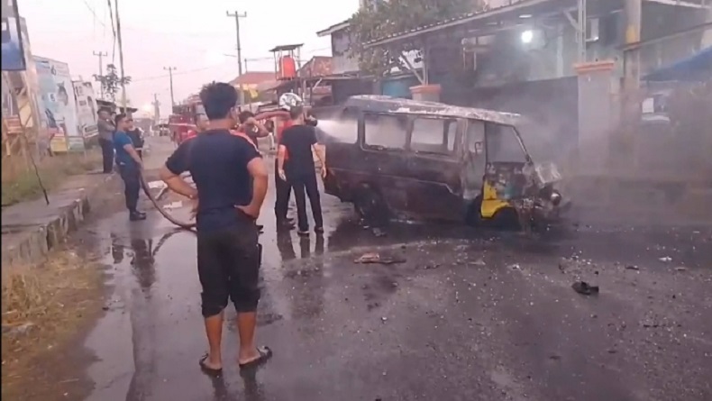 Kecelakaan di Lampung Utara, Angkot Tabrak Pagar Rumah lalu Terbakar Hebat