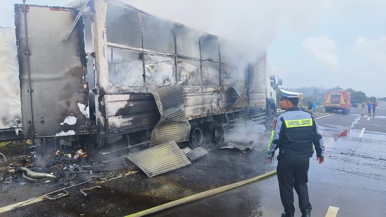 Truk Ekspedisi Terbakar di Tol Pekanbaru, Api Diduga Muncul dari Sepeda Listrik yang Diangkut