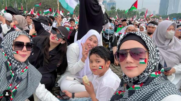 Potret Mulan Jameela Ikut Aksi Bela Palestina di Monas, Sampai Rela Ajak Anaknya 