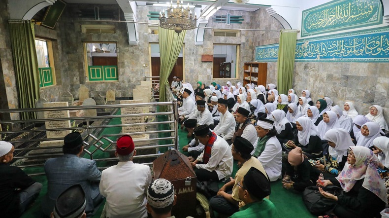 Relawan Ganjar-Mahfud Ajak Ribuan Kiai Ziarah ke Makam Mbah Priok dan Empang Bogor