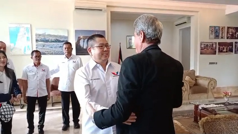 Serahkan Bantuan, Hary Tanoe Disambut Pelukan Hangat Dubes Palestina