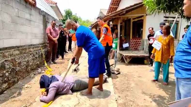 Rekonstruksi Adik Bunuh Kakak di Indramayu Diwarnai Tangis Keluarga, Pelaku Peragakan 41 Adegan
