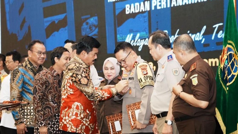 Kapolda Lampung Dapat Pin Emas dari Menteri Agraria, Sukses Ungkap Kasus Mafia Tanah