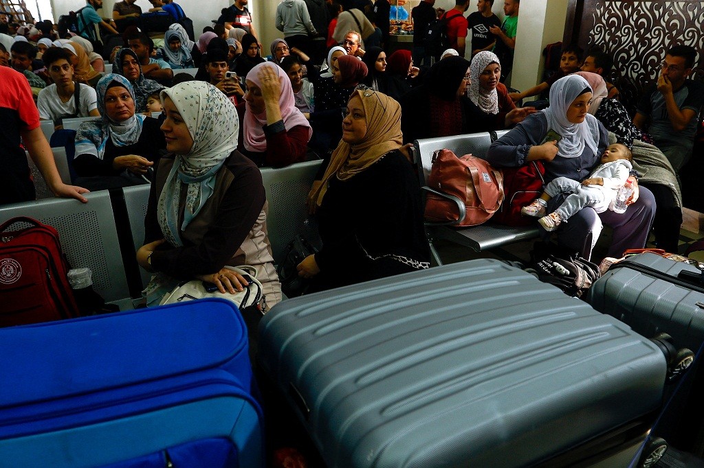 Miris, Ribuan Warga Gaza Palestina Terpaksa Mengungsi dengan Jalan Kaki