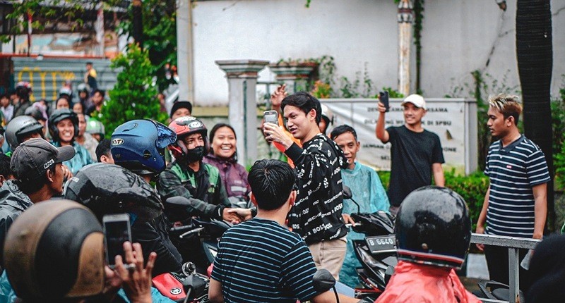 Viral, Kreator Richard Theodore Ajak Warga Main Suit Jepang hingga Bagi-Bagi BBM