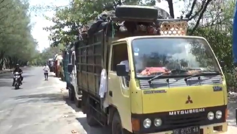 Antrean Truk Sampah Mengular di TPA Suwung, Sopir sampai Menginap