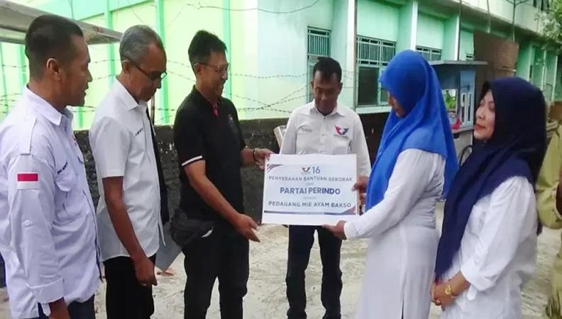 Caleg Partai Perindo Salurkan Bantuan Gerobak Gratis kepada Pelaku UMKM di Sragen