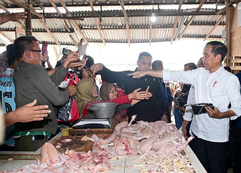 Kunjungi Pasar Citeko, Jokowi Sebut Harga Beras dan Cabai Masih Tinggi   